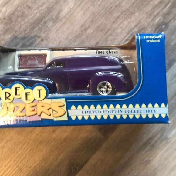 Street Cruizers Liberty Classics 1946 Chevy Blue Purple 1:24 Limited Edition - Picture 3 of 10